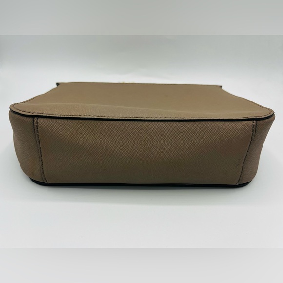 Tory Burch Tan Crossbody Purse with Adjustable Gold-Toned Chain Strap. - Picture 3 of 11